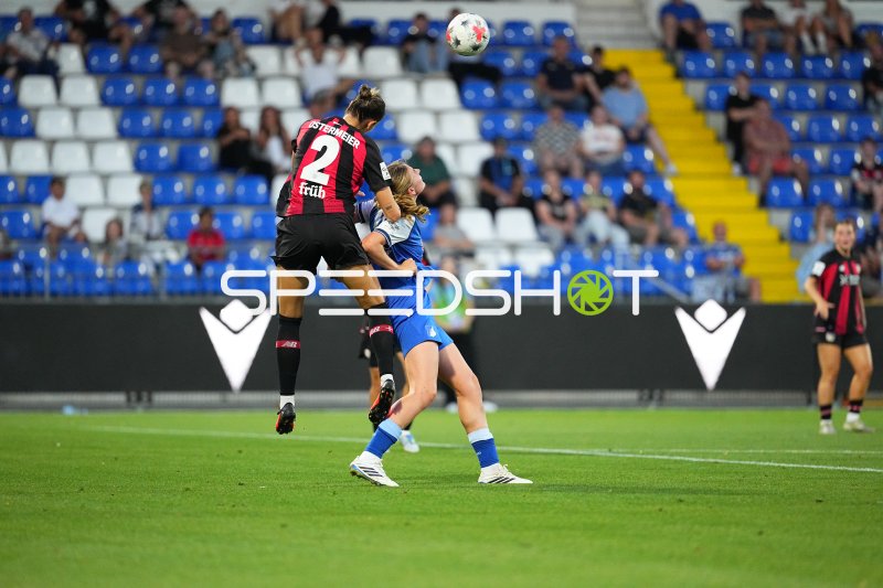 Selina Ostermeier (#2; Bayer 04 Leverkusen) gewinnt Kopfballduell gegen TSG Hoffenheim