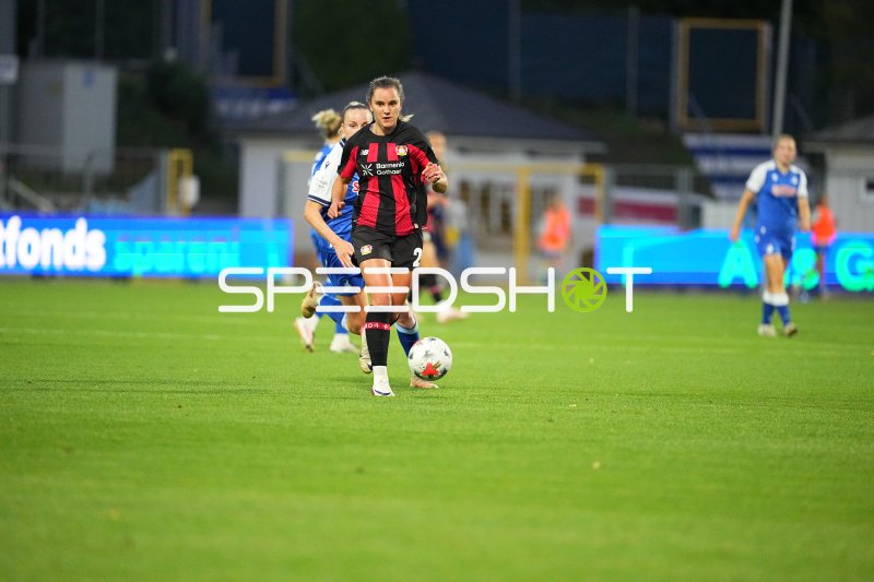 Selina Ostermeier (#2; Bayer 04 Leverkusen) am Ball im Zweikampf