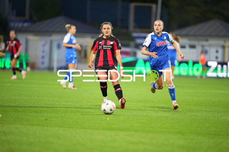 Paulina Tomasiak (Bayer 04 Leverkusen) im Duell mit Vanessa Diehm (#6; TSG Hoffenheim)