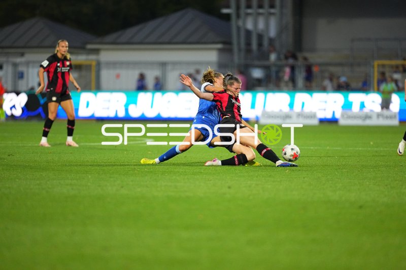 Zweikampf zwischen TSG Hoffenheim und Bayer 04 Leverkusen im Dietmar-Hopp-Stadion