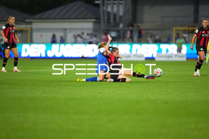 Zweikampf zwischen TSG Hoffenheim und Bayer 04 Leverkusen im Dietmar-Hopp-Stadion