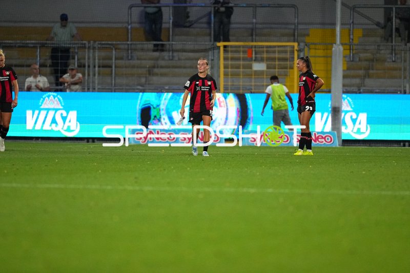 Sofie Zdebel (#16; Bayer 04 Leverkusen) auf dem Rasen in Sinsheim