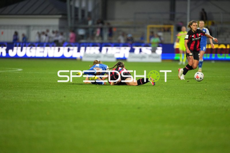 Harter Zweikampf zwischen TSG Hoffenheim und Bayer 04 Leverkusen im Dietmar-Hopp-Stadion