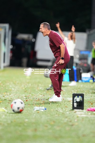 Trainer von Bayer 04 Leverkusen mit emotionalem Ausraster an der Seitenlinie