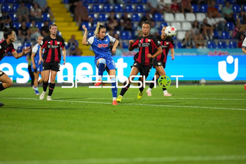 Janna Grimm (#26; TSG Hoffenheim) beim Torschuss gegen Bayer 04 Leverkusen