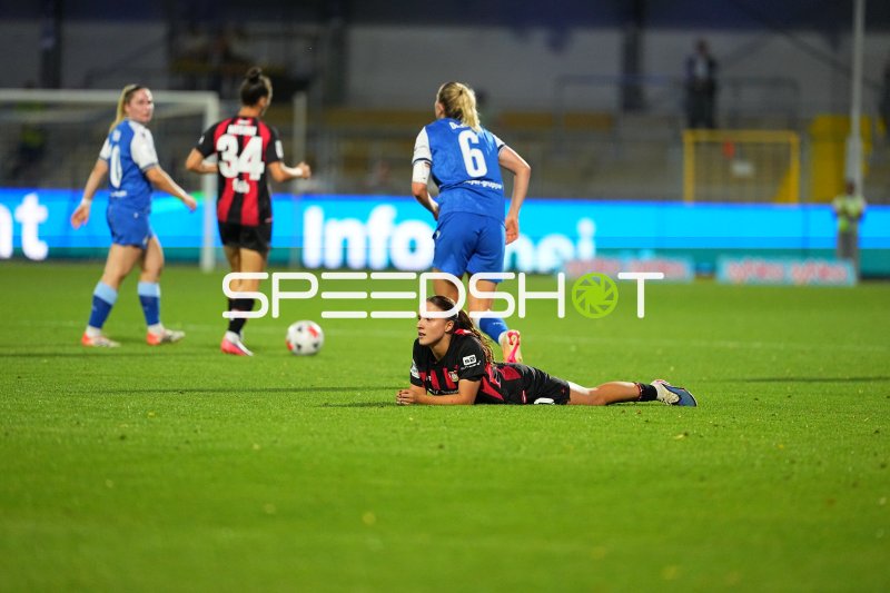 Estrella Merino Gonzalez (#10; Bayer 04 Leverkusen) liegt nach Zweikampf am Boden