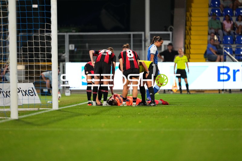 Spielerin von Bayer 04 Leverkusen liegt verletzt im Strafraum