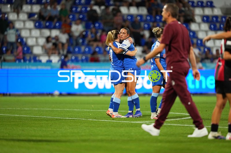 Linda Natter (#11; TSG Hoffenheim) beim Jubel mit Teamkollegin