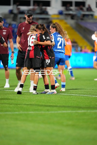 Estrella Merino Gonzalez (#10; Bayer 04 Leverkusen) im Jubel mit Teamkollegin