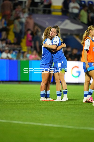 Valesca Ampoorter (#10; TSG Hoffenheim) umarmt Teamkollegin nach dem Spiel