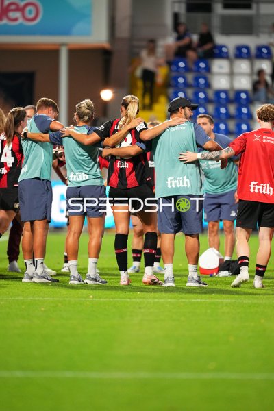 Bayer 04 Leverkusen im Mannschaftskreis nach dem Spiel