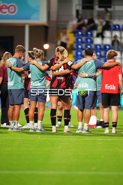 Bayer 04 Leverkusen Spielerinnen und Betreuer nach dem Spiel im Kreis