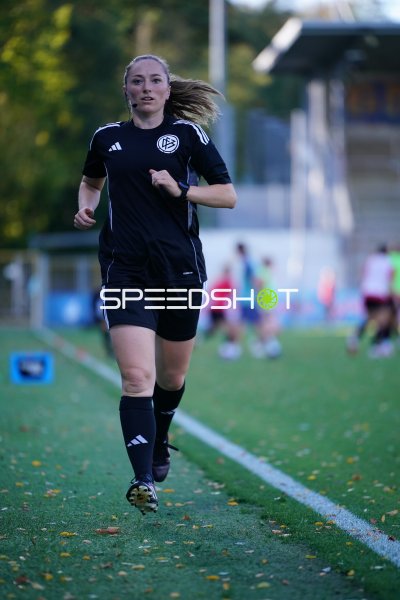 Schiedsrichterin läuft am Seitenrand beim Frauenfußball in Sinsheim