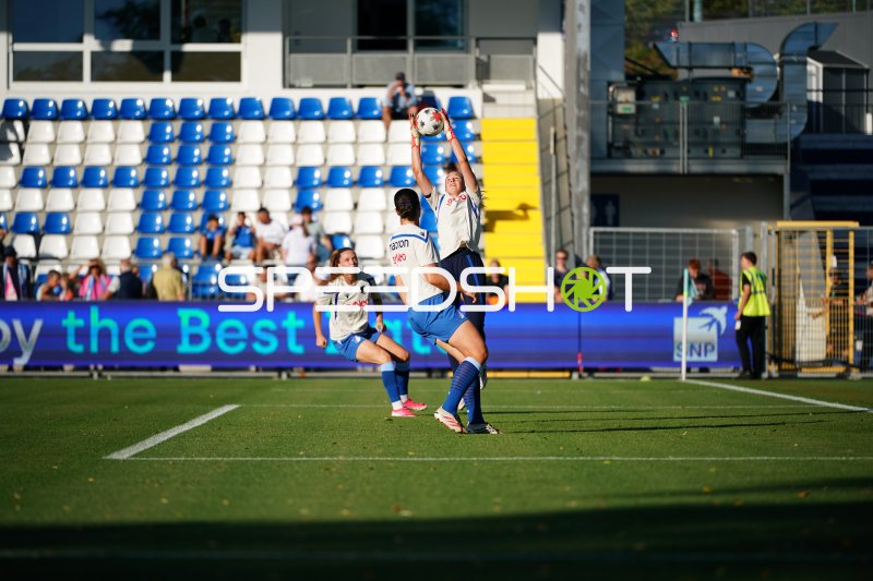 Valesca Ampoorter (#10; TSG Hoffenheim) im Kopfball-Duell im Dietmar-Hopp-Stadion