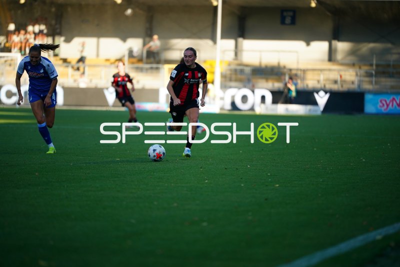 Sofie Zdebel (#16; Bayer 04 Leverkusen) mit Ball im Angriff