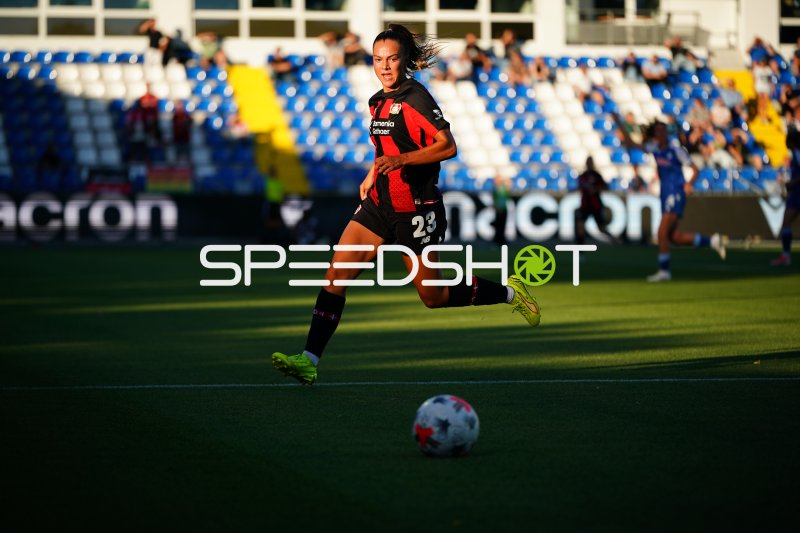 Maja Sternad (#23; Bayer 04 Leverkusen) im Laufduel mit Ball
