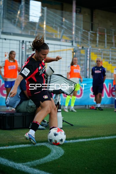 Estrella Merino Gonzalez (#10; Bayer 04 Leverkusen) beim Eckball