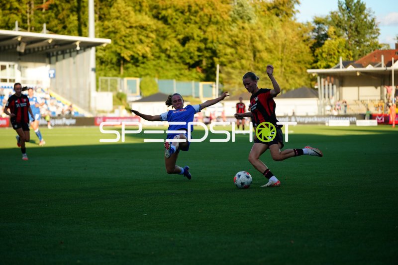 Marlene Müller (#27; Bayer 04 Leverkusen) im Zweikampf mit Marie Steiner (#9; TSG Hoffenheim)