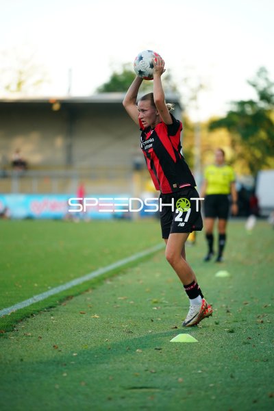 Marlene Müller (#27; Bayer 04 Leverkusen) beim Einwurf