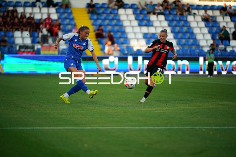Vanessa Fudalla (#21; Bayer 04 Leverkusen) im Zweikampf gegen TSG Hoffenheim