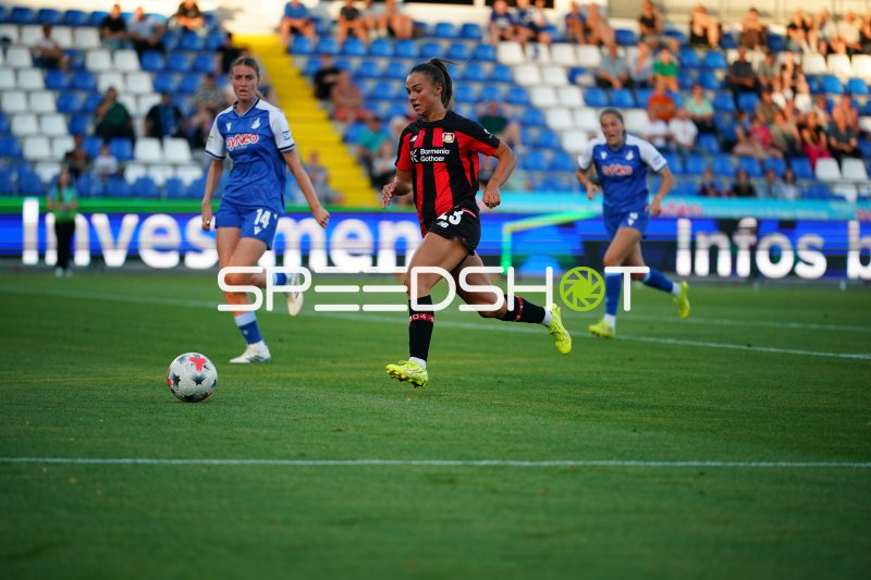 Maja Sternad (Bayer 04 Leverkusen) im Lauf mit Ball