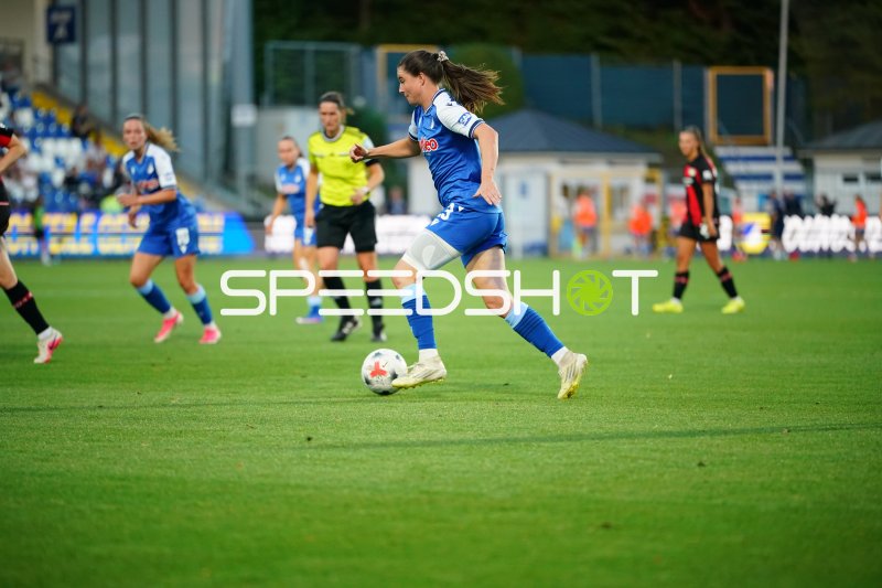 TSG Hoffenheim Spielerin im Dribbling gegen Bayer 04 Leverkusen