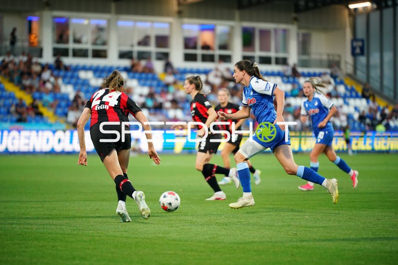 Lilla Turanyi (#24; Bayer 04 Leverkusen) im Zweikampf gegen TSG Hoffenheim