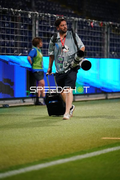 Fotograf mit Teleobjektiv und Trolley im Dietmar-Hopp-Stadion