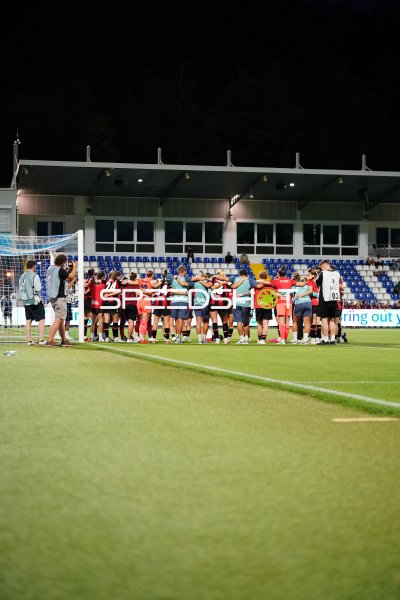 Bayer 04 Leverkusen im Mannschaftskreis nach dem Abpfiff