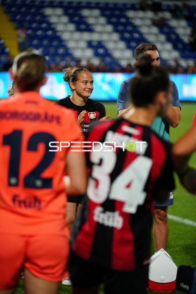 Paulina Platner (#25; Bayer 04 Leverkusen) applaudiert nach dem Spiel