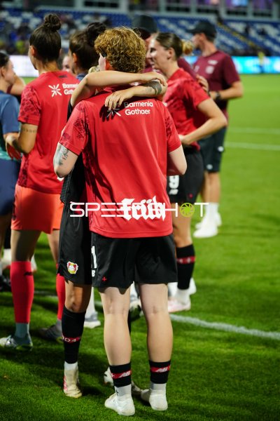 Bayer 04 Leverkusen Spielerinnen umarmen sich nach dem Spiel