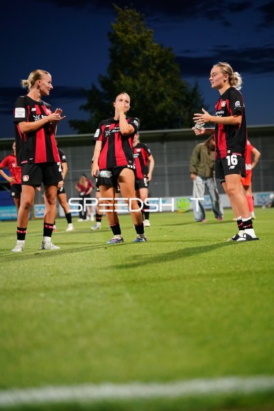 Sofie Zdebel (#16; Bayer 04 Leverkusen) und Estrella Merino Gonzalez nach Abpfiff