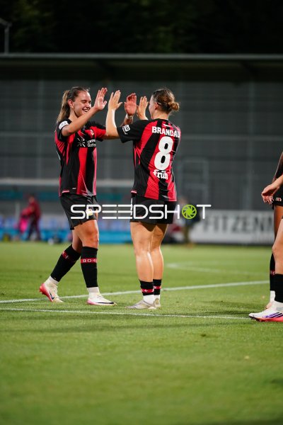 Paulina Tomasiak (#28; Bayer 04 Leverkusen) und Brandau (#8) feiern gemeinsam