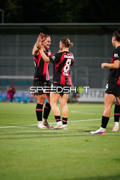 Paulina Tomasiak (#28; Bayer 04 Leverkusen) bejubelt Tor mit Teamkollegin
