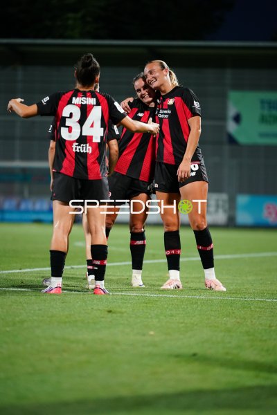 Paulina Tomasiak (#28; Bayer 04 Leverkusen) jubelt mit Teamkolleginnen
