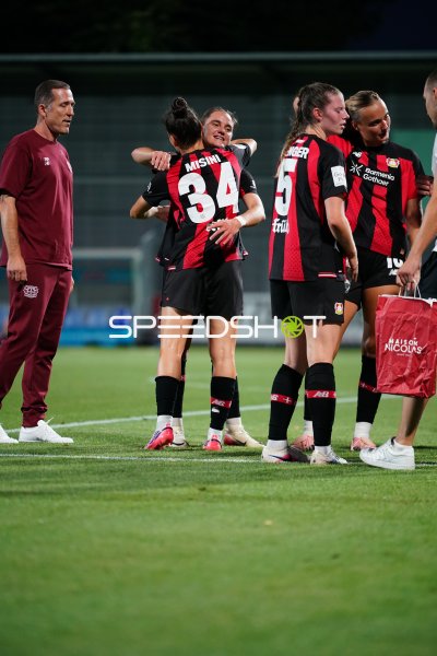 Paulina Tomasiak umarmt Lumbardha Misini (#34; Bayer 04 Leverkusen) nach dem Spiel