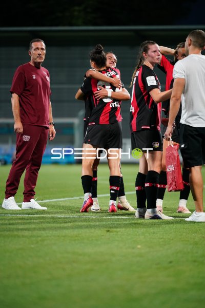 Claudia Wenger (Bayer 04 Leverkusen) beim Jubel nach Spielende