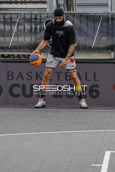 Dribbling von {10880_null} in der Active City Arena