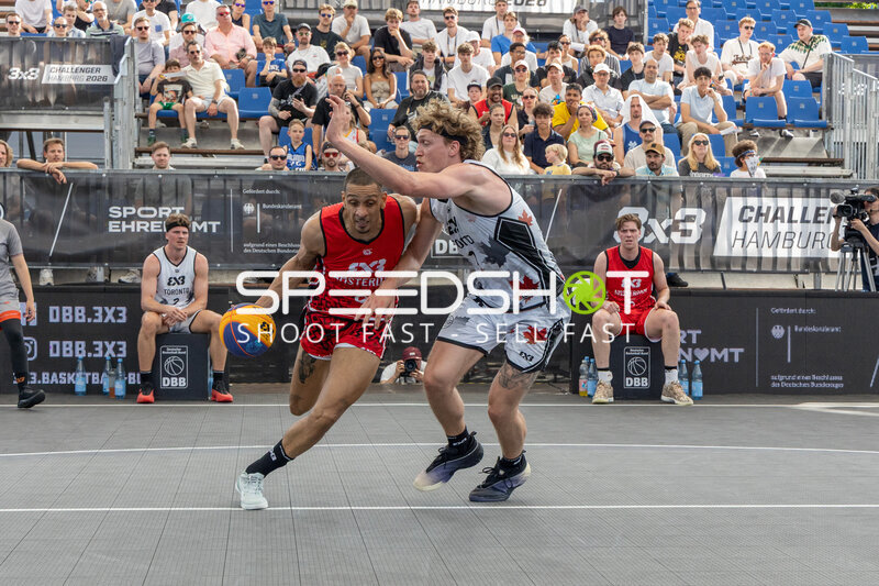Zweikampf um den Ball in der Active City Arena