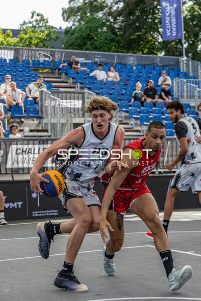 Intensiver Zweikampf in der Active City Arena