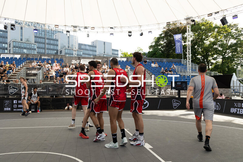 Feiernde Spieler von Person 10880 in der Active City Arena