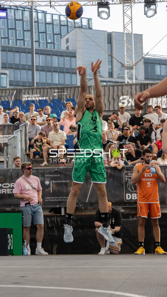 Sprungwurf in der Active City Arena