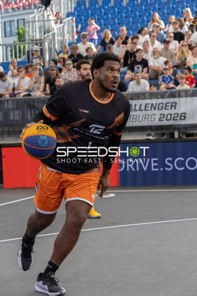 Dribbling von {10881_?} in der Active City Arena