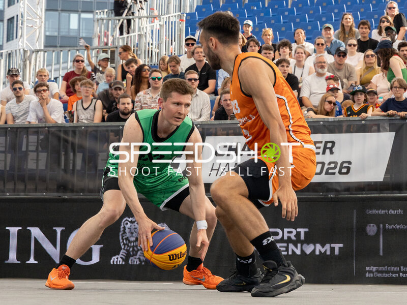 Dribbling und Verteidigung in der Active City Arena
