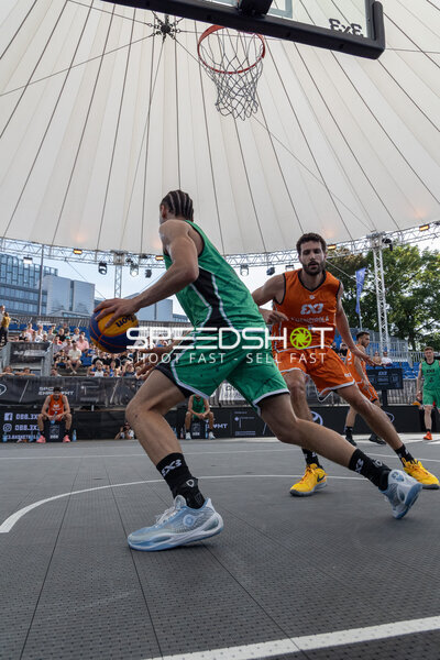 Dribbling und Verteidigung in der Active City Arena