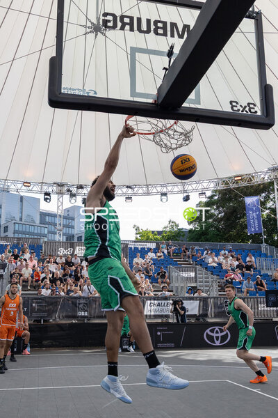Dunk von {10881_?} in der Active City Arena