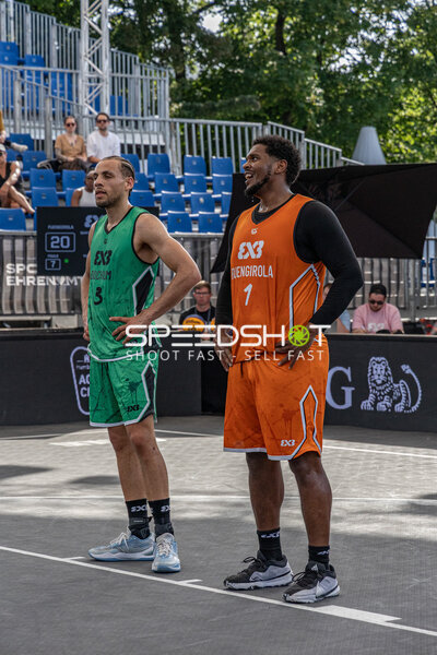 Osarenren und Osei auf dem Spielfeld