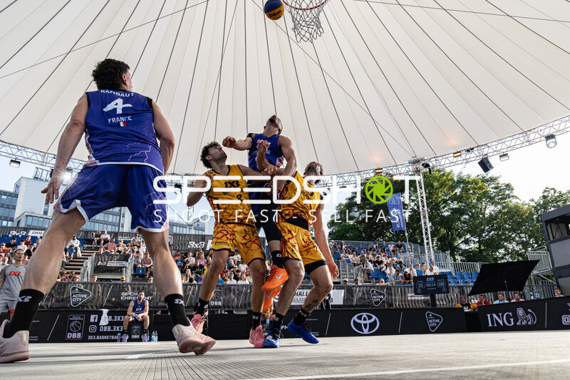 Dunk-Versuch von 4; Toulouse FRA gegen 8; Barcelona ESP und 2; Barcelona ESP