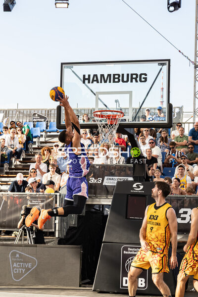 Spektakulärer Dunking-Moment beim FIBA 3x3 Hamburg Challenger