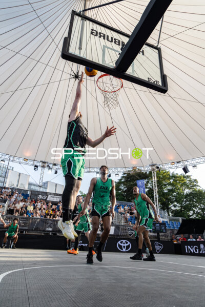 Sprungwurf und Verteidigung in der Active City Arena